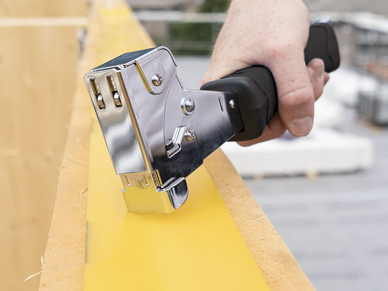 application-agrafeuse-à-marteau-hammer-stapler-22
